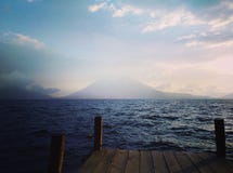 ¡ N di Atitlà del lago con il vulcano in Panajachel, Guatemala fotografia stock libera da diritti ¡ N di Atitlà del lago con il vulcano in Panajachel, Guatemala fotografia stock libera da diritti