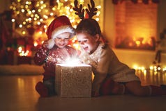 ¡Feliz Navidad! niños felices con el regalo mágico en casa foto de archivo libre de regalías ¡Feliz Navidad! niños felices con el regalo mágico en casa foto de archivo libre de regalías