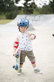 ¡Pequeño muchacho lindo del patinador con la actitud que da los pulgares para arriba! fotos de archivo ¡Pequeño muchacho lindo del patinador con la actitud que da los pulgares para arriba! fotos de archivo