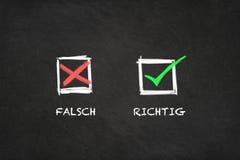 «Falsch, Richtig - «z ikonami w blackboard Przekład: «Mylny - Koryguje « royalty ilustracja «Falsch, Richtig - «z ikonami w blackboard Przekład: «Mylny - Koryguje « royalty ilustracja