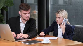 À l'heure du déjeuner, les jeunes continuent à discuter les moments fonctionnants banque de vidéos À l'heure du déjeuner, les jeunes continuent à discuter les moments fonctionnants banque de vidéos