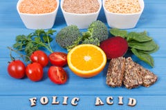 Ácido fólico de la inscripción con diversos ingredientes nutritivos que contienen la vitamina B9 y los minerales naturales, conce imagenes de archivo Ácido fólico de la inscripción con diversos ingredientes nutritivos que contienen la vitamina B9 y los minerales naturales, conce imagenes de archivo