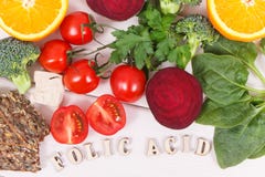 Ácido fólico de la inscripción con los ingredientes nutritivos que contienen la vitamina B9, los minerales naturales y el ácido f fotografía de archivo Ácido fólico de la inscripción con los ingredientes nutritivos que contienen la vitamina B9, los minerales naturales y el ácido f fotografía de archivo