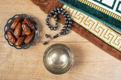 Água e datas Iftar é a refeição de noite Ideia do fundo do tapete do feriado de Ramadan Kareem da decoração fotografia de stock royalty free Água e datas Iftar é a refeição de noite Ideia do fundo do tapete do feriado de Ramadan Kareem da decoração fotografia de stock royalty free