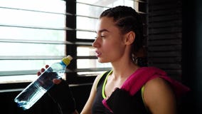 Água potável da mulher da aptidão da garrafa durante a ruptura do exercício no movimento lento do close up do gym vídeos de arquivo Água potável da mulher da aptidão da garrafa durante a ruptura do exercício no movimento lento do close up do gym vídeos de arquivo