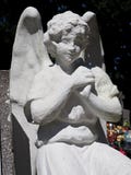 Ángel blanco del yeso como guarda del sepulcro en el cementerio fotografía de archivo Ángel blanco del yeso como guarda del sepulcro en el cementerio fotografía de archivo