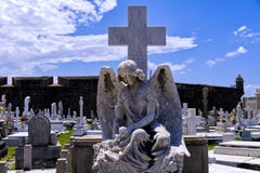 Ángel del cementerio con las alas marchitadas foto de archivo Ángel del cementerio con las alas marchitadas foto de archivo