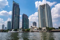 Ángulo bajo de edificios del barco en el río con el fondo del cielo azul fotografía de archivo libre de regalías Ángulo bajo de edificios del barco en el río con el fondo del cielo azul fotografía de archivo libre de regalías