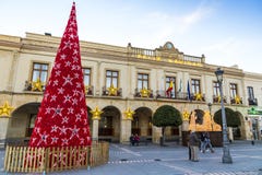 Árbol adornado del Año Nuevo en la plaza Espana en la ciudad de Ronda, Andalucía fotografía de archivo Árbol adornado del Año Nuevo en la plaza Espana en la ciudad de Ronda, Andalucía fotografía de archivo