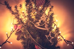 Árbol de navidad adornado inusual en colores anaranjados fotografía de archivo Árbol de navidad adornado inusual en colores anaranjados fotografía de archivo