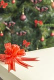 Árbol de navidad adornado y borroso y una caja de regalo imágenes de archivo libres de regalías Árbol de navidad adornado y borroso y una caja de regalo imágenes de archivo libres de regalías