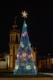 Árbol de navidad e iglesia en el pueblo de Seixas, Portugal fotos de archivo libres de regalías Árbol de navidad e iglesia en el pueblo de Seixas, Portugal fotos de archivo libres de regalías