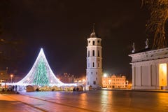 Árbol de navidad en cuadrado de la catedral de Vilna Fotos de archivo Árbol de navidad en cuadrado de la catedral de Vilna Fotos de archivo