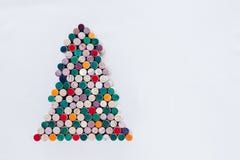 Árbol de navidad hecho a mano hecho de corcho del vino en el fondo blanco con el espacio libre fotos de archivo Árbol de navidad hecho a mano hecho de corcho del vino en el fondo blanco con el espacio libre fotos de archivo