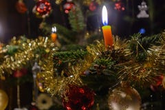 Árbol de navidad tradicionalmente adornado - primer imagenes de archivo Árbol de navidad tradicionalmente adornado - primer imagenes de archivo