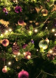 Árbol de navidad verde con los conos grandes del pino para el fondo horizontal Adornado con las bolas redondas brillantes, las gu imágenes de archivo libres de regalías Árbol de navidad verde con los conos grandes del pino para el fondo horizontal Adornado con las bolas redondas brillantes, las gu imágenes de archivo libres de regalías