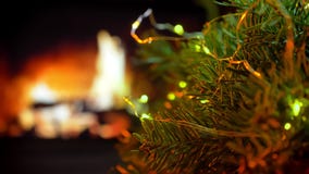 Árbol giratorio La Navidad tres en fondo de las luces del bokeh de la chimenea del resplandor metrajes Árbol giratorio La Navidad tres en fondo de las luces del bokeh de la chimenea del resplandor metrajes