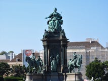 A área da Maria-Theresien-Platz, Viena, Áustria, em um dia claro imagens de stock A área da Maria-Theresien-Platz, Viena, Áustria, em um dia claro imagens de stock