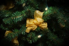 Árvore da decoração do Natal com luzes e a fita dourada do laço foto de stock Árvore da decoração do Natal com luzes e a fita dourada do laço foto de stock