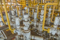 árvore da X-massa e linha de fluxo para o processo de produção do petróleo e gás Fotos de Stock árvore da X-massa e linha de fluxo para o processo de produção do petróleo e gás Fotos de Stock