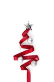 A árvore de fita vermelha do Natal decora com as bolas e a estrela de prata do ornamento do brilho no fundo branco fotos de stock royalty free A árvore de fita vermelha do Natal decora com as bolas e a estrela de prata do ornamento do brilho no fundo branco fotos de stock royalty free
