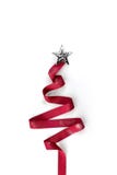 A árvore de fita vermelha do Natal decora com a estrela de prata do brilho no fundo branco foto de stock royalty free A árvore de fita vermelha do Natal decora com a estrela de prata do brilho no fundo branco foto de stock royalty free