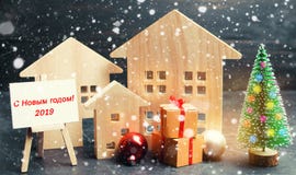 Árvore de Natal, casas de madeira e presentes com ‘inscrição do Feliz Natal e do ano novo feliz 2019 ‘na língua de russo Ano novo imagem de stock Árvore de Natal, casas de madeira e presentes com ‘inscrição do Feliz Natal e do ano novo feliz 2019 ‘na língua de russo Ano novo imagem de stock