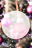 Árvore de Natal com as bolas roxas obscuras, espaço da cópia, flocos de neve fotografia de stock royalty free Árvore de Natal com as bolas roxas obscuras, espaço da cópia, flocos de neve fotografia de stock royalty free