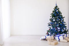 Árvore de Natal com azul em uma sala branca com os brinquedos para o Natal fotos de stock royalty free Árvore de Natal com azul em uma sala branca com os brinquedos para o Natal fotos de stock royalty free