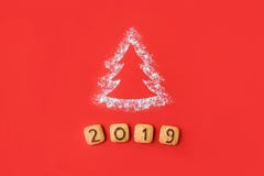 Árvore de Natal da silhueta da farinha com dígitos 2019 das cookies no fundo vermelho cartão de Natal doce dos confeitos da padar foto de stock Árvore de Natal da silhueta da farinha com dígitos 2019 das cookies no fundo vermelho cartão de Natal doce dos confeitos da padar foto de stock