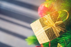 Árvore de Natal decorada com suspensão da caixa dourada foto de stock Árvore de Natal decorada com suspensão da caixa dourada foto de stock