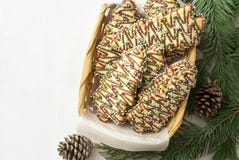 A árvore de Natal deu forma às cookies de biscoito amanteigado decoradas com chocolate que o açúcar colorido polvilha na cesta de imagens de stock A árvore de Natal deu forma às cookies de biscoito amanteigado decoradas com chocolate que o açúcar colorido polvilha na cesta de imagens de stock