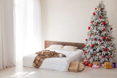 Árvore de Natal em um quarto branco com interior da cama de presentes do ano novo foto de stock royalty free Árvore de Natal em um quarto branco com interior da cama de presentes do ano novo foto de stock royalty free