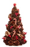 Árvore de Natal feita dos cones decorados com varas de canela, porca fotografia de stock Árvore de Natal feita dos cones decorados com varas de canela, porca fotografia de stock