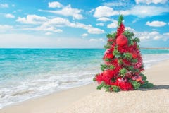 Árvore de Natal na praia do mar Conceito das férias do Natal fotos de stock royalty free Árvore de Natal na praia do mar Conceito das férias do Natal fotos de stock royalty free