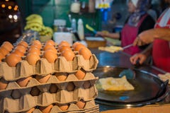 Ägg för framställning av en indisk traditionell mat som göras av mjöl royaltyfria foton Ägg för framställning av en indisk traditionell mat som göras av mjöl royaltyfria foton