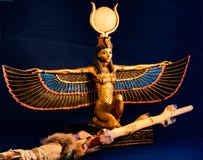 Ägyptischer Göttin Isis, der mit dem traditionellen magischen Stab hergestellt mit Quarz, Amethystkristallen, Holz und Federn kni lizenzfreie stockfotografie Ägyptischer Göttin Isis, der mit dem traditionellen magischen Stab hergestellt mit Quarz, Amethystkristallen, Holz und Federn kni lizenzfreie stockfotografie