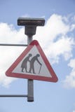 Äldre folk för tecken som korsar på gatan royaltyfria foton Äldre folk för tecken som korsar på gatan royaltyfria foton