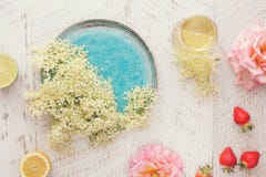 Äldre rosa och jordgubbesorbetingredienser för blomma, royaltyfri fotografi Äldre rosa och jordgubbesorbetingredienser för blomma, royaltyfri fotografi