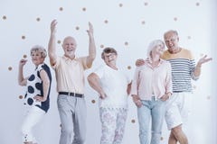 Äldre vänner som dansar och talar arkivbild Äldre vänner som dansar och talar arkivbild