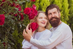 Älska mannen som smeker krama den kyssande kvinnan Passionerad tillgiven man och kvinna som tycker om upphetsa ögonblick av den f royaltyfri fotografi Älska mannen som smeker krama den kyssande kvinnan Passionerad tillgiven man och kvinna som tycker om upphetsa ögonblick av den f royaltyfri fotografi