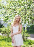 Älskvärd flicka i den vita klänningen i sommar royaltyfri foto Älskvärd flicka i den vita klänningen i sommar royaltyfri foto