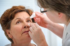 Ältere Frau, die Augentropfen anwendet lizenzfreies stockfoto Ältere Frau, die Augentropfen anwendet lizenzfreies stockfoto