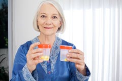 Ältere Frau, die Tablettenfläschchen am Pflegeheim hält stockfotos Ältere Frau, die Tablettenfläschchen am Pflegeheim hält stockfotos