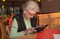 Ältere Frau, die versucht, Tablet-Computer zu behandeln stockfotos Ältere Frau, die versucht, Tablet-Computer zu behandeln stockfotos