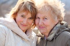 Ältere Frau und ihre Tochter lizenzfreies stockfoto Ältere Frau und ihre Tochter lizenzfreies stockfoto