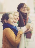 Ältere Frauen, die Tee am Balkon trinken Stockfotografie Ältere Frauen, die Tee am Balkon trinken Stockfotografie