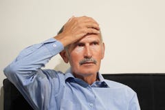 Ältere Mannkopfschmerzen Mann drückt ihren Kopf zusammen lizenzfreies stockfoto Ältere Mannkopfschmerzen Mann drückt ihren Kopf zusammen lizenzfreies stockfoto