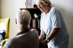 Ältere Paare, ältere Frau, die um einem älteren Mann sich kümmert stockbild Ältere Paare, ältere Frau, die um einem älteren Mann sich kümmert stockbild