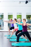 Ältere und junge Leute, die Gymnastik in der Turnhalle tun Stockbilder Ältere und junge Leute, die Gymnastik in der Turnhalle tun Stockbilder